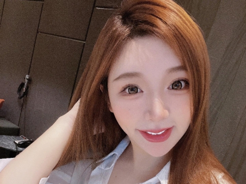 巨乳正妹「Nai奈奈」車內自拍好犯規，低胸上衣「白嫩雙峰」快掉出來