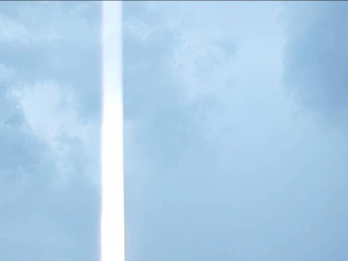 開月光寶盒？ 天空拍「巨大光柱」 網驚呼：娘子快出來看上帝
