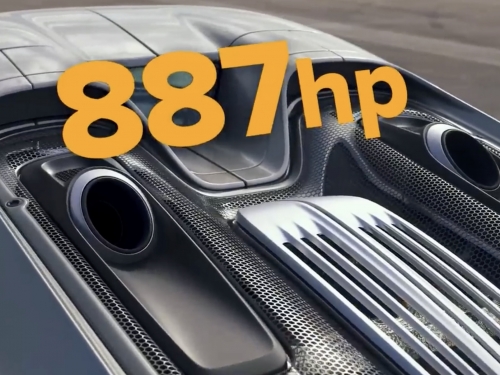 [影]跨界零四對決！保時捷夢幻神車 918 Spyder 強碰MotoGP賽車 Red Bull KTM RC16