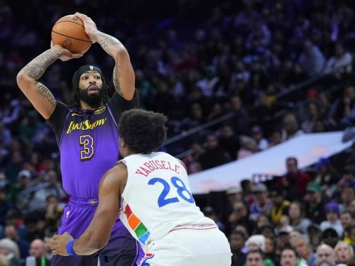 NBA》湖人神獸AD打不到10分鐘傷退！ 詹皇點出影響：變得很艱難...