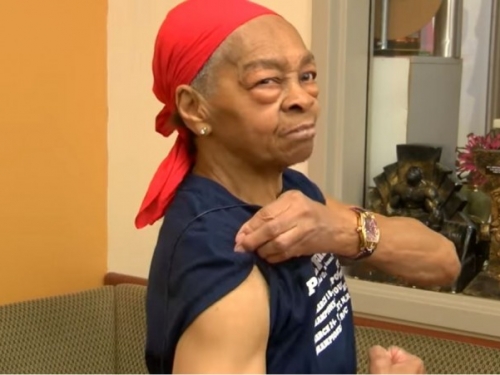 29歲賊單挑！ 82歲「筋肉阿嬤」一隻掃把打趴影片曝光