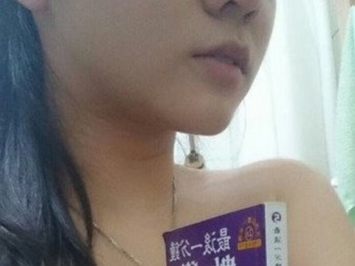讀書讀得很悶怎麼辦？這妹子練成裸身夾胸術　把數學講義牢牢夾住