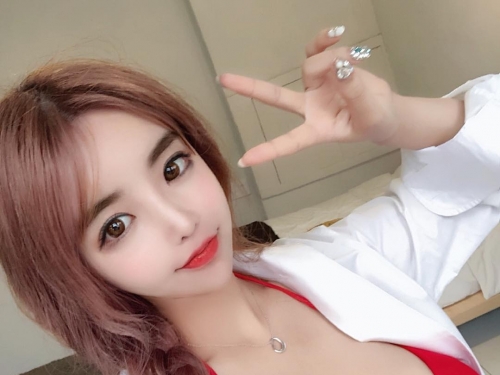 神秘女子胸前「不科學腫脹」！超巨乳把上衣撐薄內衣透出　Size總是買太小！