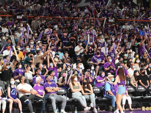 籃球》人潮聚集場所「建議」戴口罩 三大聯盟比照辦理