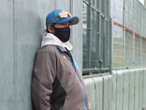 日職》中日龍外野手撞上自家春訓基地全壘打牆受傷！新庄監督說重話