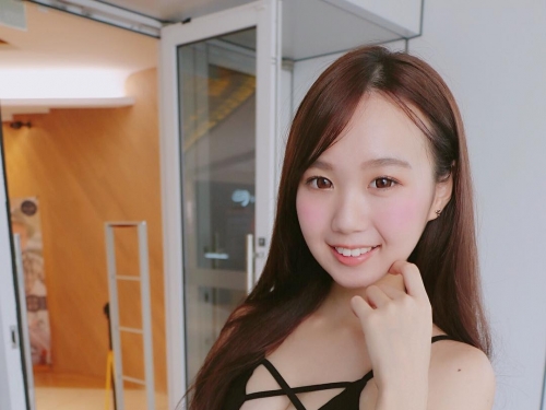 正妹家教「乳量超狂」！自拍時「螢幕塞滿滿」！這要學生怎麼好好上課...