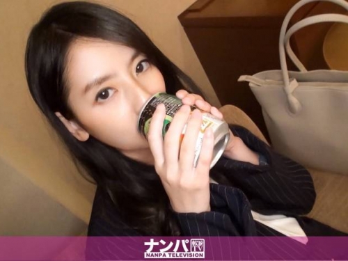 一喝酒就失態！厭世臉「美乳OL」邊喝邊狂幹譙上司　最後卻哭出來...只好用棒子安慰