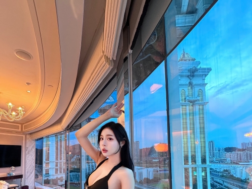 氣質正妹「Lena 莉娜」超狂挖洞小洋裝，「雪白南半球」直接掉出半顆啦！