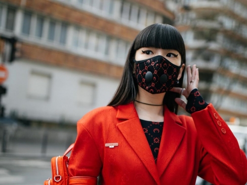 口罩時裝週？新冠狀病毒影響下的時尚大秀，乾洗手變身時髦配件...