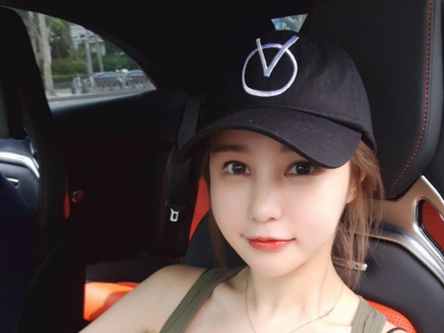 好辛苦！E奶正妹「渾圓嫩乳」遭擠壓畫面太震撼，網自告奮勇：「想幫忙扶一把」
