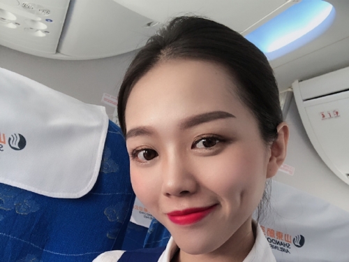 山東航空最美空姐「趙媛媛」，靈活大眼「私下打扮超美豔」！