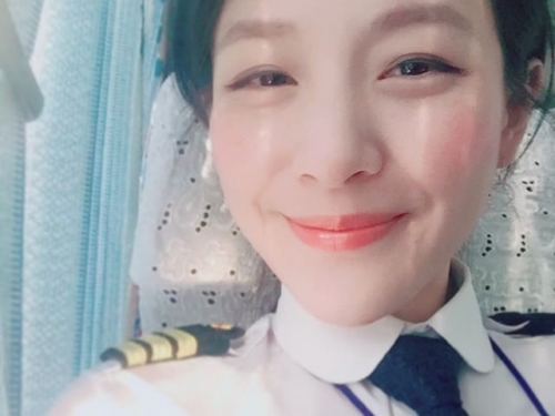 華航機長笑起來打趴一票空姐！不只空姐正連機長也狂：根本最正機長啦