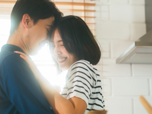 摸女友身體1部位「手狂飄臭味」 一票男生狂點頭：會上癮