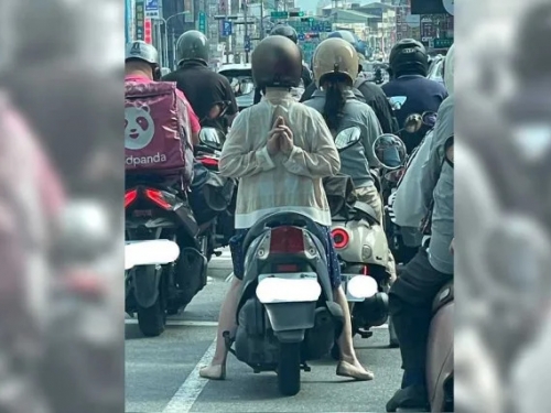 路上見騎士「背後結印」 他讚：太強了…網刷一排挑戰照