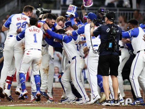 MLB》老捕手阿諾德9局下當英雄扛再見轟 勇士離國聯外卡再進一步