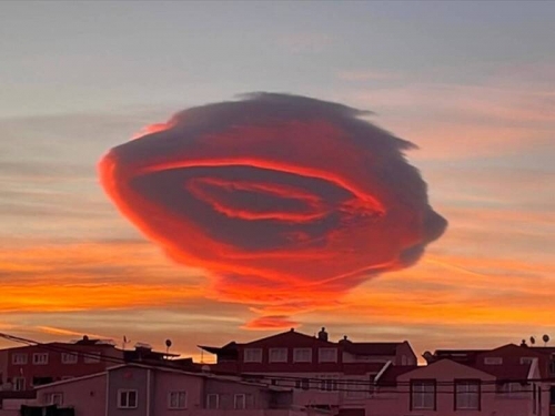 地震凶兆？土耳其天空上月驚現「鮑魚漩渦」