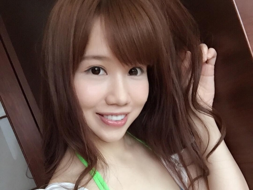 享受自然！白皙正妹海邊外拍「不小心露嫩臀」，網友全聚焦眾「臀線+ 事業線」！