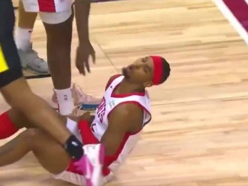 NBA》好痛！火箭辛頓製造進攻犯規 慘遭對手「鞋子蛋」