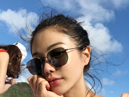 妹子性感比基尼大爆「渾圓雪乳」，滿滿乳波畫面立體衝擊，螢幕快要塞不下！
