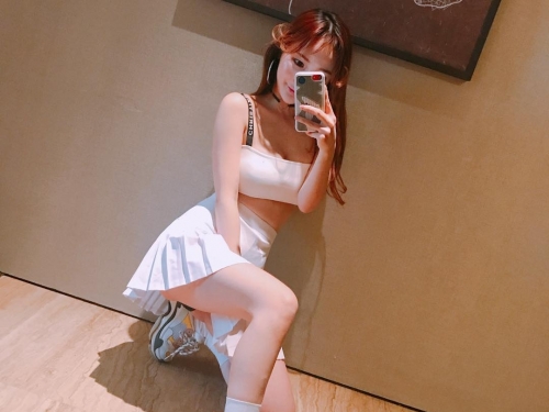 妹子三點式比基尼大露「可愛圓乳」！又白又嫩兩粒肉包子，眼睛大吃冰淇淋！