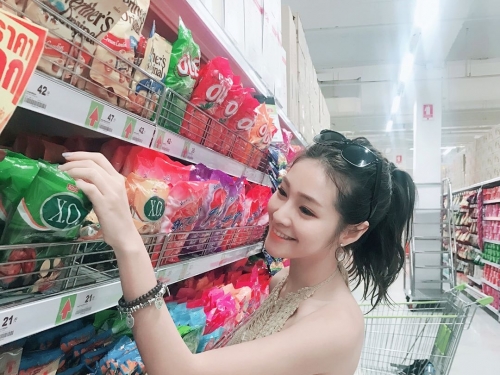 甜美笑容100分！「氣質甜心」完美身形弧線，「飽滿美乳」超養眼！
