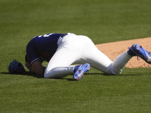 MLB》春訓首戰遭近170公里強襲球擊中頭部！道奇火球男親曝現況