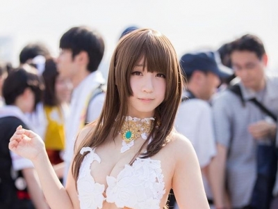 側乳、下乳全都來！櫻花妹煽情大尺度Cosplay　誰管她扮什麼啊...