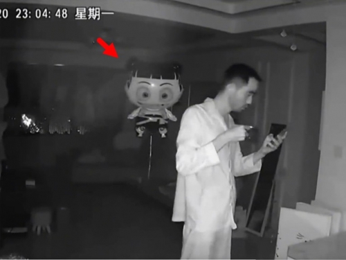 男子半夜起床喝水險被嚇死 網驚呼：幹嘛不開燈？