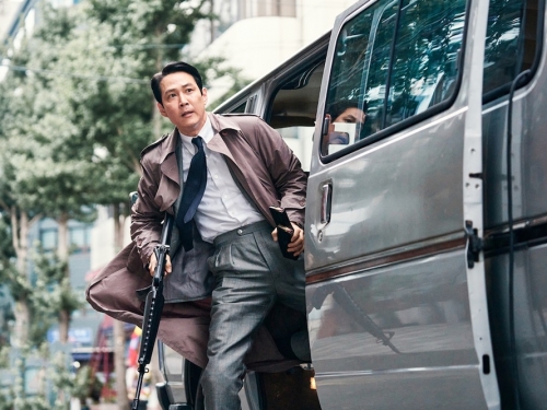 首次自編自導自演？《魷魚遊戲》李政宰挑戰《獵首密令》諜對諜　冒險深入北韓竟碰上...