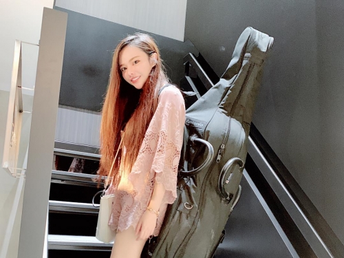 音樂才女「Queena 莙莙」的乳量比基尼快Hold不住　胸前深溝太誘人