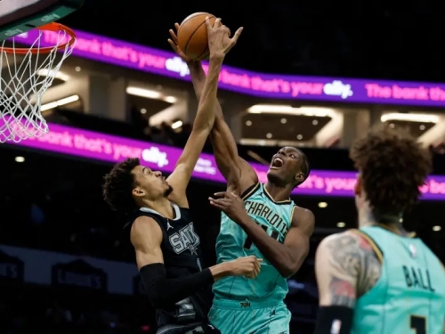 NBA》Wembanyama超扯「站鍋」！沒跳也能送出阻攻　天賦真的獨一檔