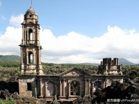 經過8年火山噴發，只剩教堂屹立不搖