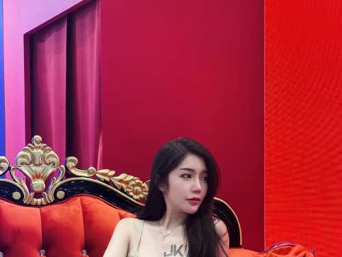 醫美正妹顧問「茵茵」車展上大秀豐滿雪乳！「修長美腿」辣到快瘋掉