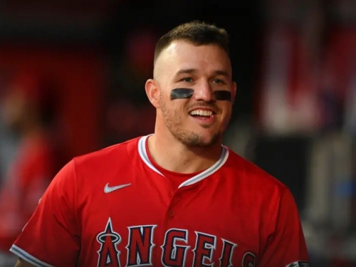 MLB》天使隊「全壘打頭盔」又換了！致敬消防員　來自Trout的創意