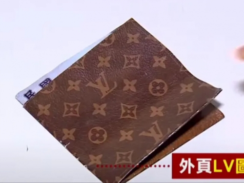 「LV皮夾」遺落在地？ 打開竟然是「廣告傳單」