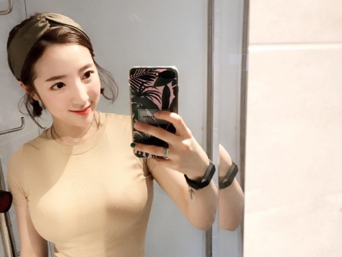上課啦！瑜珈老師「壓乳畫面」好震撼！裸色上衣「乳形狀」明顯快從兩側溢出…
