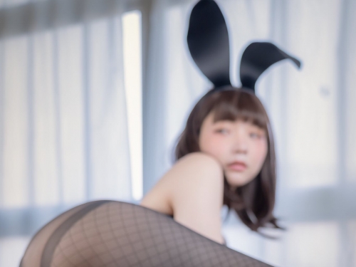 暴露成癮！最愛掀衣服的「內褲公主」　總是有各種方法露出！