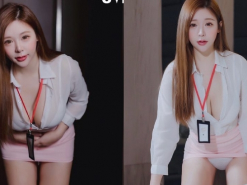 甜色OL「本壘奈」腿一開就洩春光，「鞠躬倒奶」展滿滿誠意！
