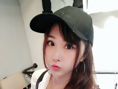 甜美主持人「周依依」火辣好身材擋不住　飽滿美乳連環爆！