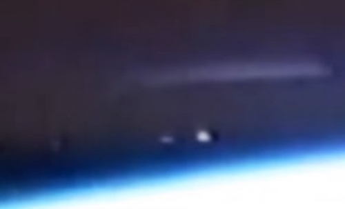 外星人探查地球？NASA直播驚見2架UFO「強光護送」駛離 2017年03月8日 15:21