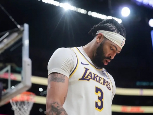 NBA》AD 10分鐘傷退！湖人醞釀重磅交易　美媒警告：風險很大