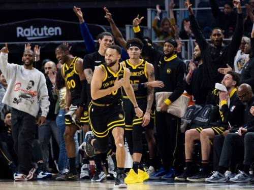 NBA》萌神真強！柯瑞0.7秒超大號三分球 勇士逆轉太陽4連勝