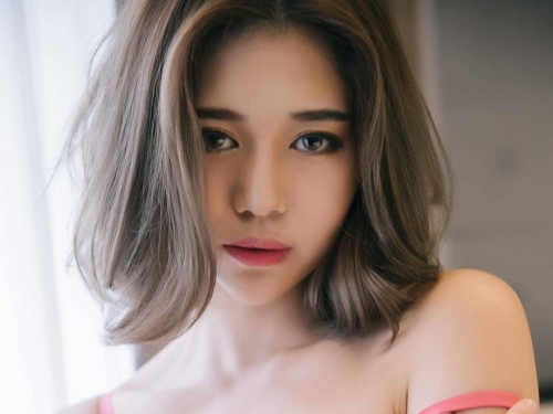 南半球天后「萬千千」性感發威　直播豐滿好身材塞滿螢幕！