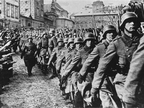 二戰蘇軍飛行員遺體，身處沼澤55年，被找到時屍身不腐