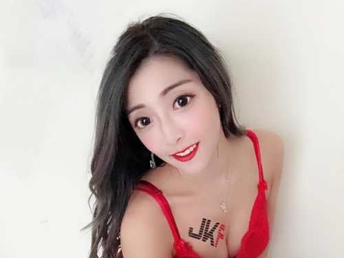 長腿正妹「Lola李佳玲」一雙大眼電力十足　甜美氣質讓網友墜入愛河