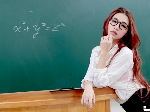 上課露出「火辣F奶」！巨乳女老師的教學日常，讓學生都好興奮啊！