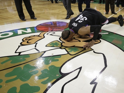 跪地吻別波士頓！「真理」皮爾斯用三分球說再見 眼淚差點潰堤