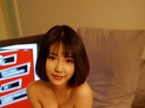 性感小魔女大「露半乳」打電動！玩到太激動身體燥熱只好脫了...