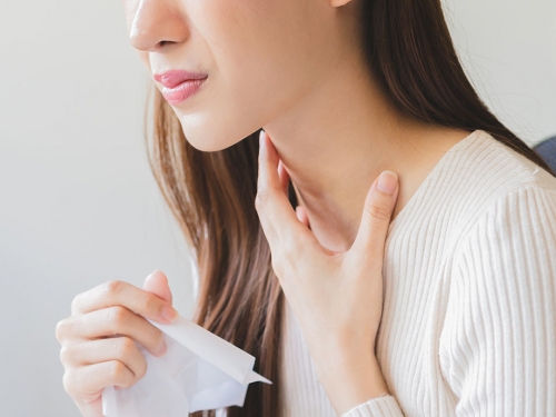 新聞報一半蒼蠅突飛進口中 敬業女主播淡定生吞畫面曝