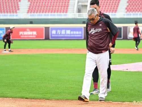 台灣大賽》場務人員奮力搶救桃園球場 古久保：「謝謝你們，辛苦了！」